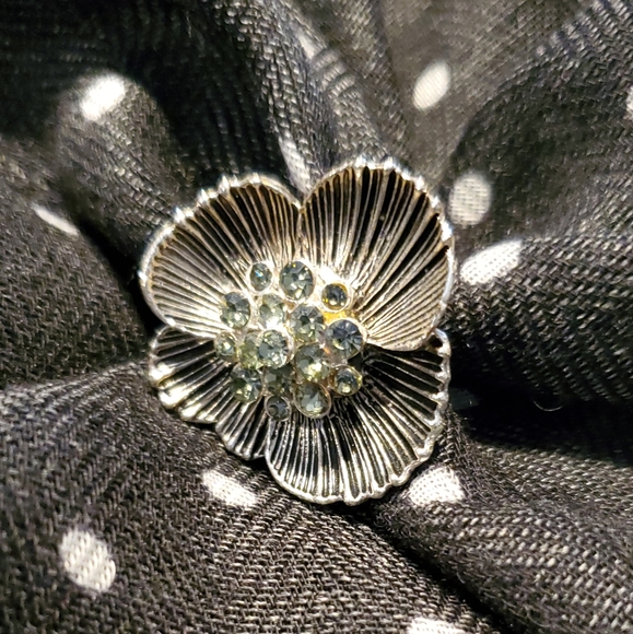 9/$30 ππ€ EUC floral ring with faux diamond stones in centre - Picture 2 of 9